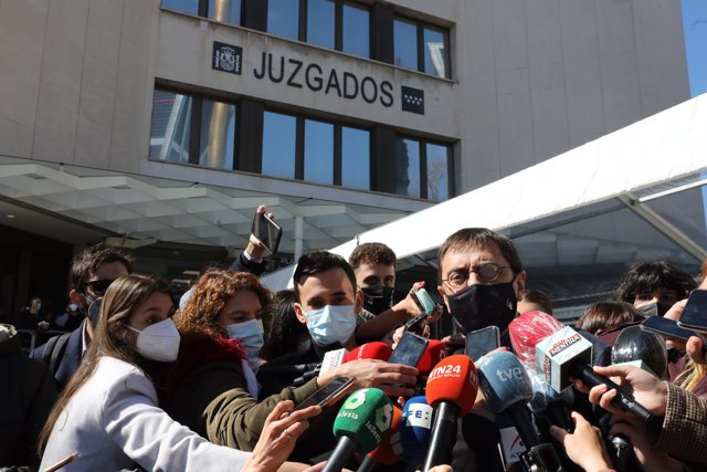 El cofundador de Podemos Juan Carlos Monedero responde a los medios a su salida de los Juzgados de Plaza de Castilla tras declarar como imputado por la presunta financiación irregular del partido 'morado' en el caso Neurona, a 15 de marzo de 2021. 