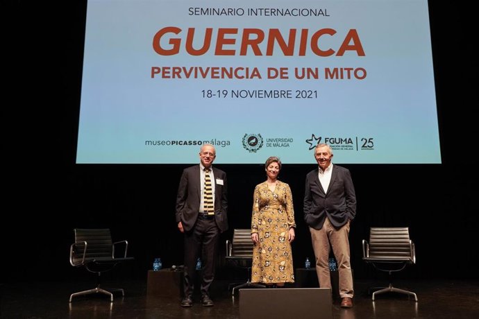 De izquierda a derecha Pepe Karmel, profesor en New York University y director del seminario; Luisa María del Águila, coordinadora académica de Cultura de la FGUMA, y José Lebrero Stals, director artístico del Museo Picasso Málaga