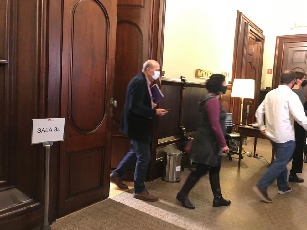 Los diputados Joan Carles Gallego y Susanna Segovia, y el coordinador del grupo Ximo Balaguer saliendo de la reunión con el Govern