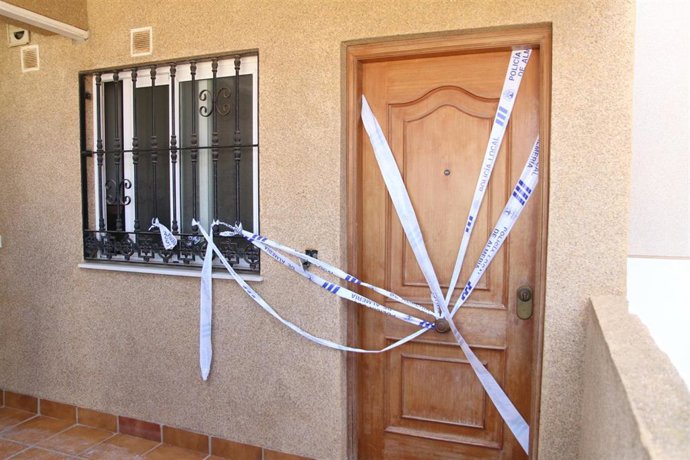 Inmueble donde ha fallecidas una mujer y sus dos hijos menores en el incendio "intencionado" de su vivienda en Almería. 