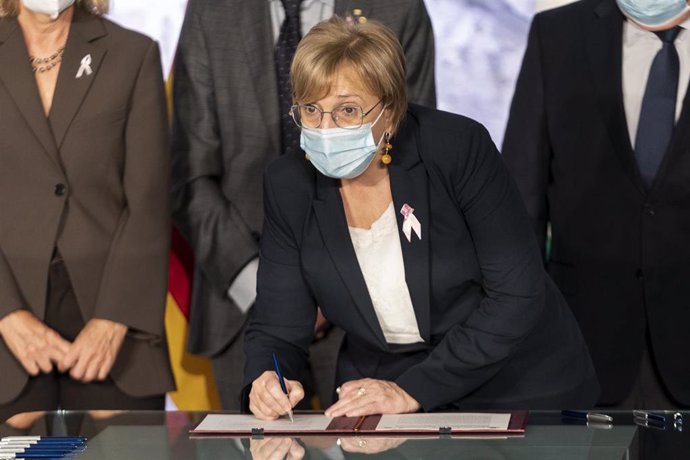 La consellera de Sanidad de la Comunidad valenciana, Ana Barceló, firma en el acto de firma del convenio con la Fundación Amancio Ortega, a 19 de octubre de 2021, en Madrid, (España).