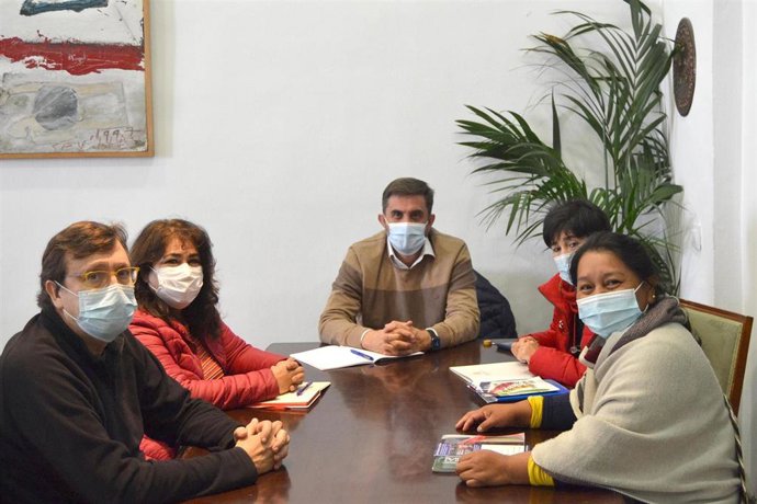 Hernández recibe en el Palacio de la Merced, a la activista indígena Saray Vitonás Chaguendo, líder del pueblo Nasa de Tacueyó, y a representantes de la Fundación Amáciga.