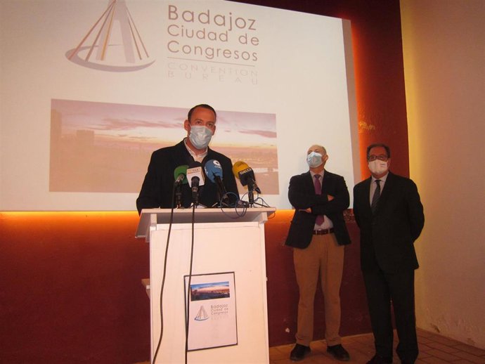 El teniente de alcalde delegado de Turismo del Ayuntamiento de Badajoz, Jaime Mejías, en la presentación de un dossier sobre las potencialidades de la capital pacense como ciudad de congresos