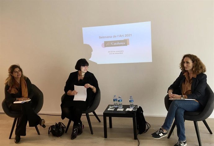 La presentación de la Setmana de l'Art con la presidenta de las Galeries d'Art de Catalunya (GAC), Mnica Ramon; la coordinadora de la semana, Maribel Navarro, y la presidenta del Consell Nacional de la Cultura i de les Arts (Conca), Vinyet Panyella.