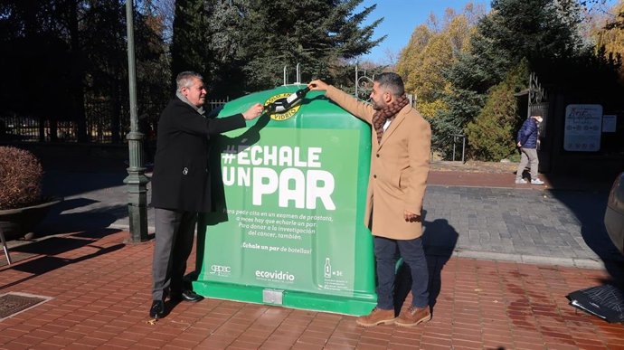 El concejal de Desarrollo Urbano, Luis Miguel García Copete, y el gerente de zona de Ecovidrio, José Carlos Agustina, inauguraron la campaña.