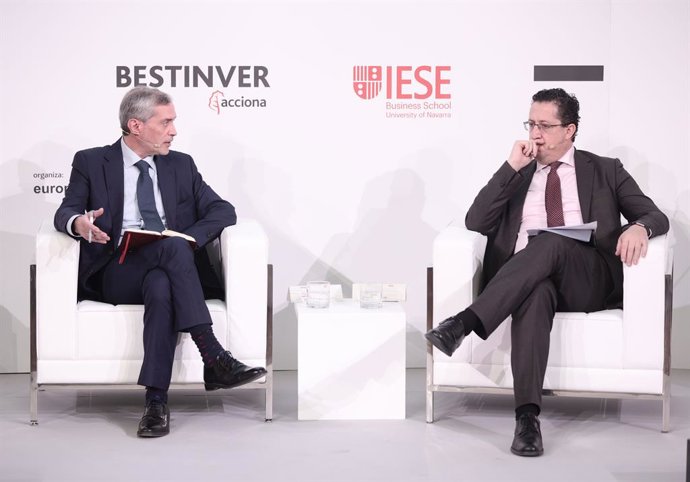 El director de Europa Press, Javier García Vila (i) el director General de Economía y Estadística del Banco de España, Óscar Arce (d), intervienen en la presentación del III Observatorio del Ahorro y la Inversión en España.