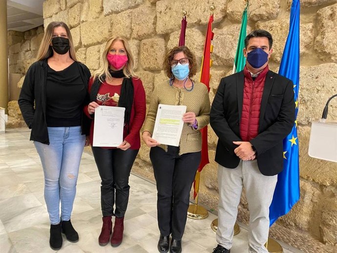 Los portavoces de IU y Podemos, Pedro García y Cristina Pedrajas, respectivamente, junto a las ediles de ambos grupos, Alba Doblas y Ana Muñoz, con el escrito de la Fiscalía sobre contratos de Infraestructuras.