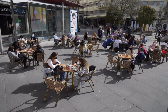 Archivo - Terrazas de restaurantes llenas de gente durante el segundo día de la apertura parcial de la hostelería en Santiago de Compostela, A Coruña, Galicia (España), a 27 de febrero de 2021