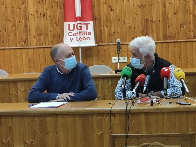 El secretario general de UGT CyL, Faustino Temprano (i), habla con su homólogo en la provincia, Marcelino Muñoz (d).