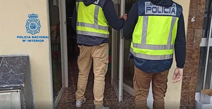 Agentes de Policía en uno de los registros por la trama de altas fraudulentas en la Seguridad Social en Palma.