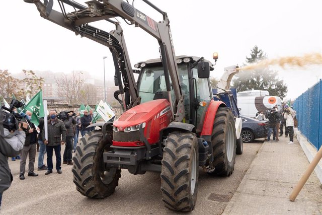 Un tractor durante una concentración para reclamar un precio justo de la leche de vaca para el ganadero, a las puertas de Lactalis, a 9 de noviembre de 2021, en Zamora, Castilla y León (España). La protesta ha sido convocada por ASAJA y la Alianza UPA-COA