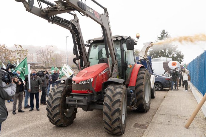 Un tractor durante una concentración para reclamar un precio justo de la leche de vaca para el ganadero, a las puertas de Lactalis, a 9 de noviembre de 2021, en Zamora, Castilla y León (España). La protesta ha sido convocada por ASAJA y la Alianza UPA-C
