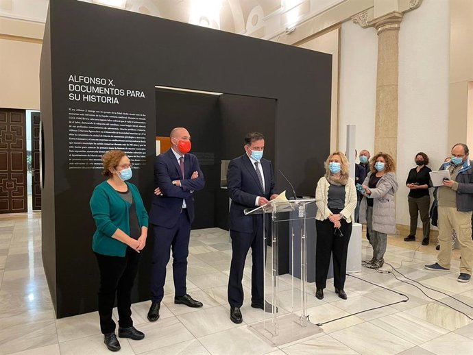 EL alcalde inaugura la exposición en el Archivo Municipal de Murcia