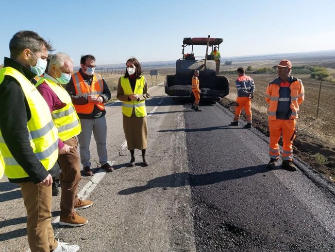 La delegada territorial de Fomento en Sevilla, Susana Cayuelas, ha supervisado las obras de emergencia en la carretera que conecta Carmona con Marchena (A-380).