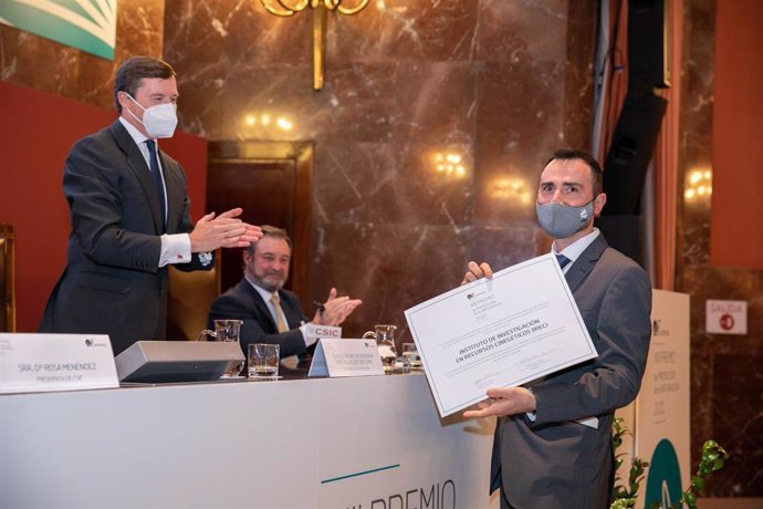 El presidente de Fondena, Pedro de Borbón-Dos Sicilias, entrega a Rafael Mateo, como representante del IREC, el XIII Premio Fondena, dotado con 30.000 euros en efectivo.