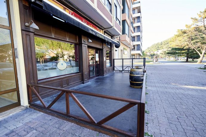 Archivo - Bar cerrado durante el primer día de confinamiento en  Santoña.- Archivo