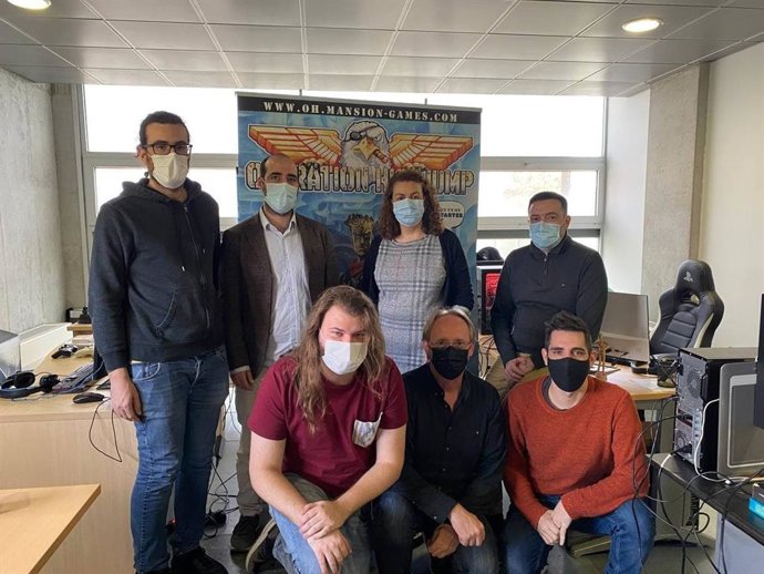 Alejandro López, con parte del equipo de Mansion Games.