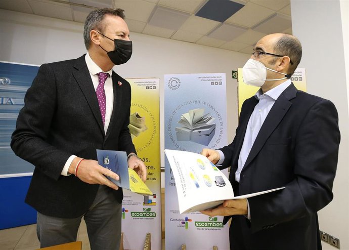 El consejero de Desarrollo Rural, Ganadería, Pesca, Alimentación y Medio Ambiente, Guillermo Blanco, acompañado del gerente de Ecoembes en Cantabria, Fernando Blázquez, presenta, en rueda de prensa, la nueva campaña de reciclaje de la empresa.