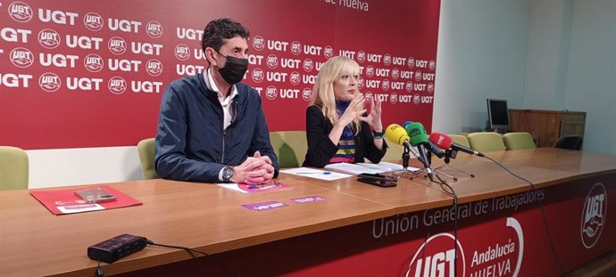 La secretaria General de UGT-A, Carmen Castilla, y el secretario Provincial del sindicado en Huelva, Sebastián Donaire, en rueda de prensa en Huelva.