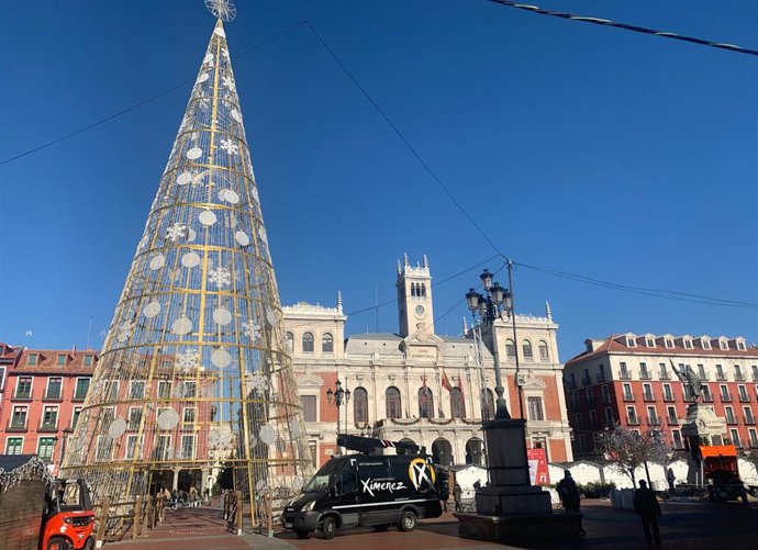 La plaza mayor de Valladolid, ya con buena parte de la decoración navideña.