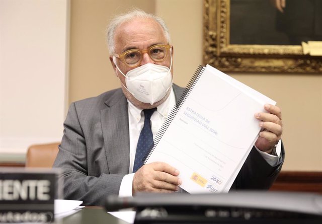 El Director General de Tráfico, Pere Navarro, a su llegada a la Comisión sobre Seguridad Vial en el Congreso de los Diputados, a 16 de noviembre de 2021, en Madrid, (España).