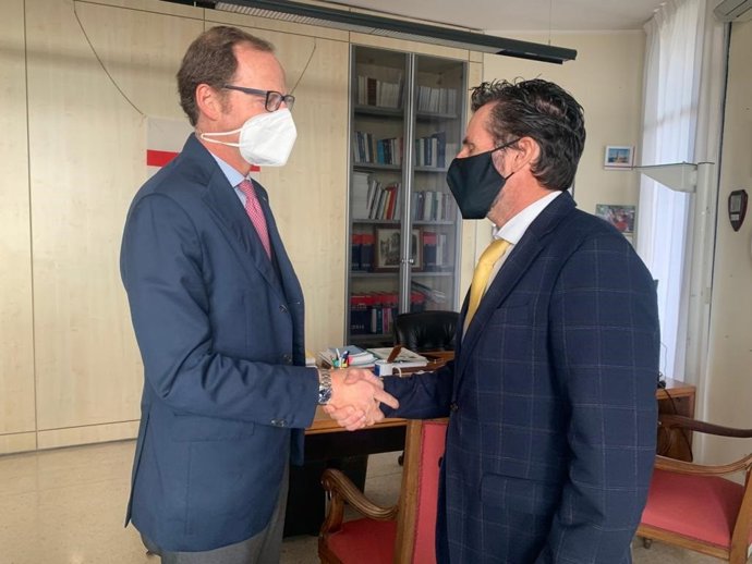 El vicealcalde y concejal de Fomento, Infraestructuras y Contratación, Mario Gómez, y el vicealcalde de Génova, Massimo Nicolo