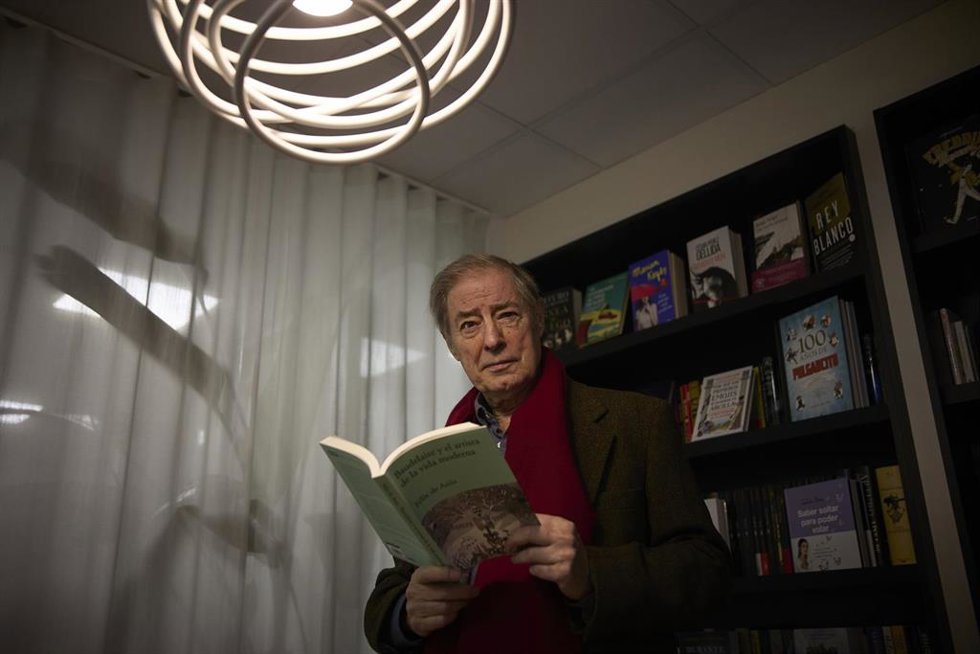 El escritor Félix de Azúa posa con su nueva obra durante una entrevista con Europa Press