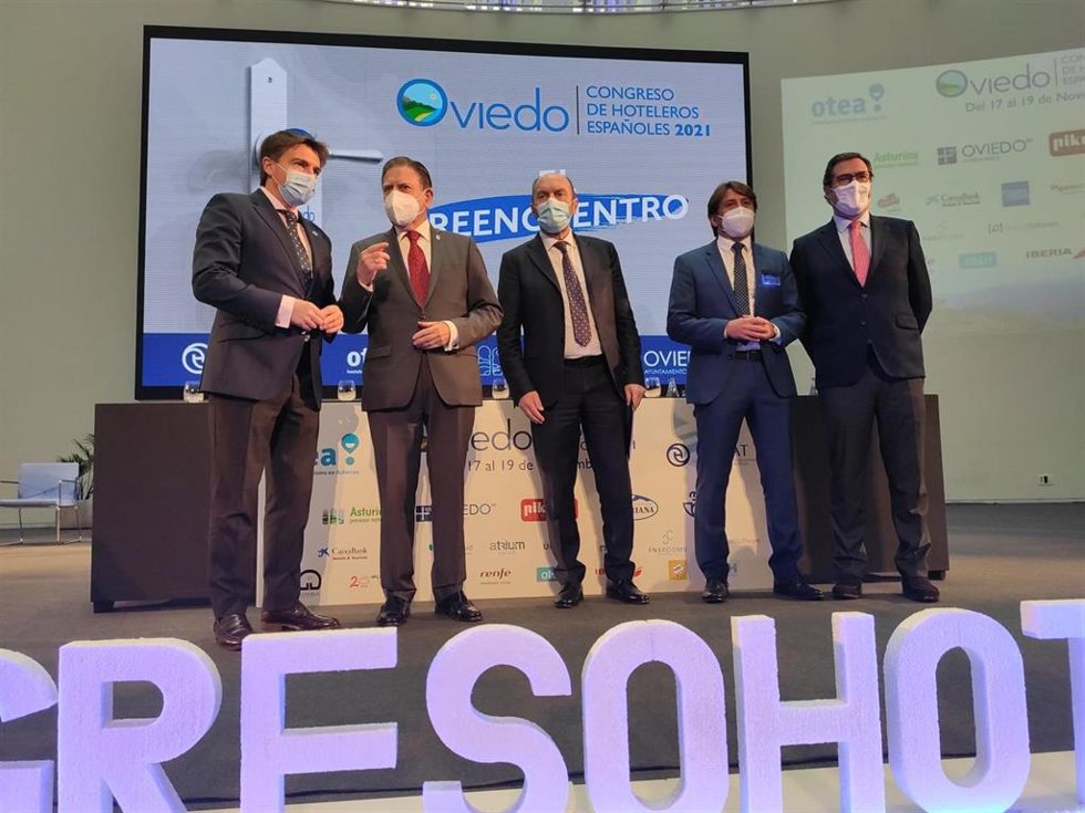 Inauguración del Congreso de Hoteleros en Oviedo, con José Luis Álvarez Almeida, Alfredo Canteli, Juan Cofiño, Jorge Marichal y Antonio Garamendi.