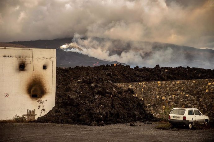 Vistas de la lava del volcán de cumbre vieja desde la Montaña del municipio de La Laguna