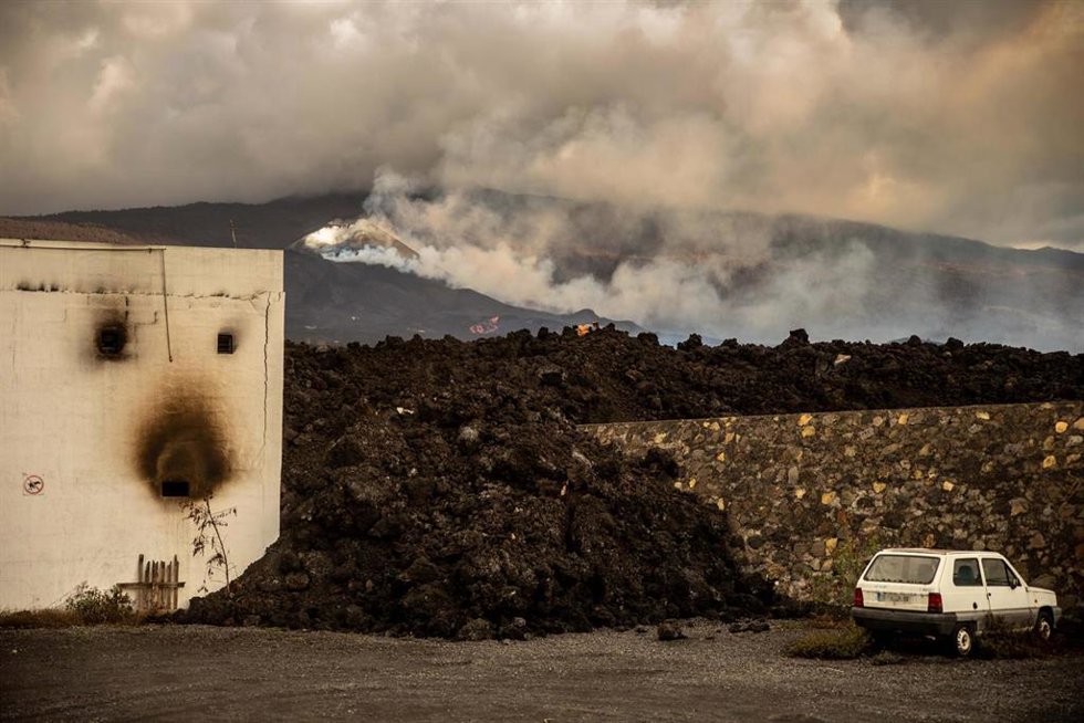 Vistas de la lava del volcán de cumbre vieja desde la Montaña del municipio de La Laguna