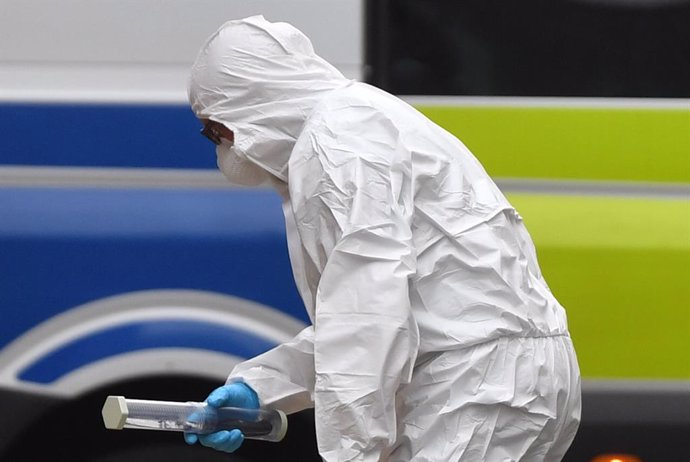 Archivo - 06 September 2020, England, Birmingham: A police forensic officer holds a a black handled knife sealed inside a container on Edmund Street in Birmingham after a number of people were stabbed in the city centre. West Midlands Police said they w