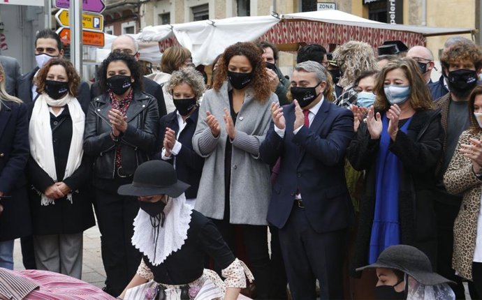 La presidenta del Consell de mallorca, Catalina Cladera, junto a la presidenta del Govern, Francina Armengol, en la Fira del Dijous Bo de Inca.