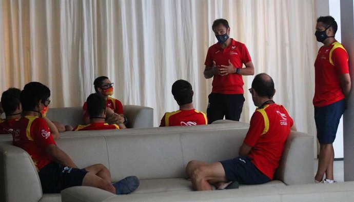 Archivo - El seleccionador nacional de ciclismo adaptado Félix García Casas habla con los componentes de la selección española durante una concentración