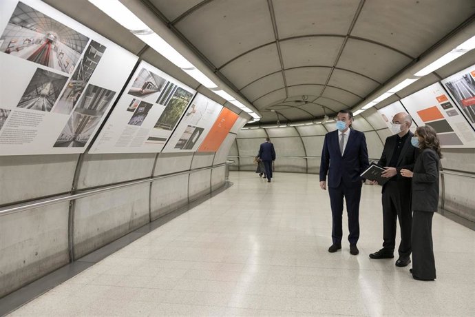 Zugaza visita en Abando una muestra fotográfica sobre el diseño de Metro Bilbao