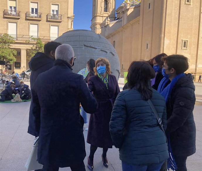 La consejera María Victoría Broto, durante la presentación del JuegaLAAB, en la plaza del Pilar