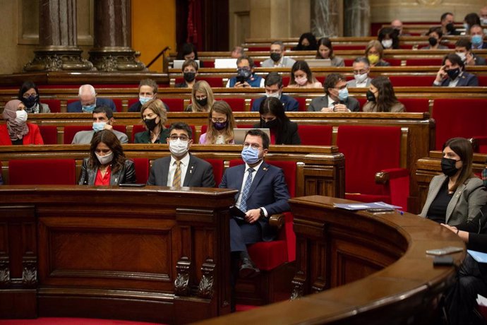 Imagen de archivo - Pleno del Parlament del 17 de noviembre de 2021, en Barcelona.