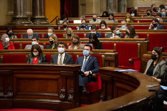 El vicepresidente, Jordi Puigneró (i), y el presidente de la Generalitat de Catalunya, Pere Aragons (d), en una sesión de control al Govern, a 17 de noviembre de 2021, en Barcelona, Catalunya, (España). El pleno del Parlament con una sesión de control 