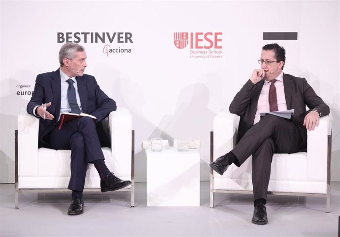 El director de Europa Press, Javier García Vila (i) el director General de Economía y Estadística del Banco de España, Óscar Arce (d), intervienen en la presentación del III Observatorio del Ahorro y la Inversión en España.