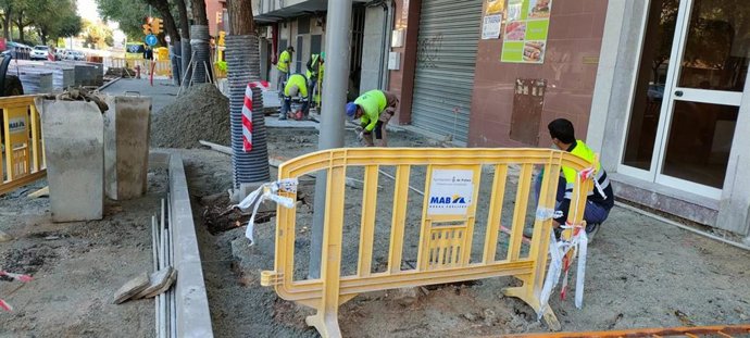 Obras en la calle Salvador Dalí.
