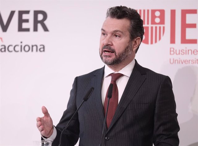 El presidente de la Comisión Nacional del Mercado de Valores (CNMV), Rodrigo Buenaventura, interviene en la presentación del III Observatorio del Ahorro y la Inversión en España, en el Palacio de la Bolsa, a 18 de noviembre de 2021, en Madrid, (España). 