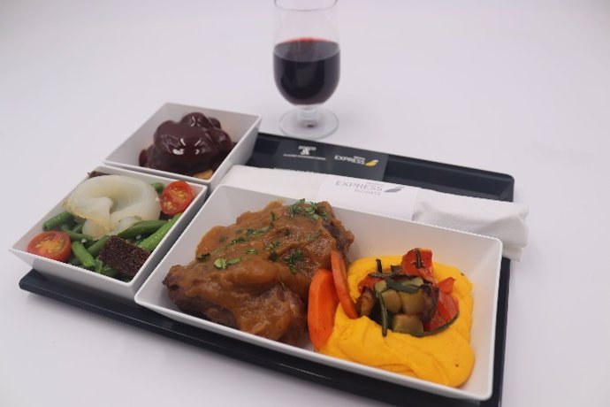 Iberia Express renueva su servicio de gastronomía a bordo.