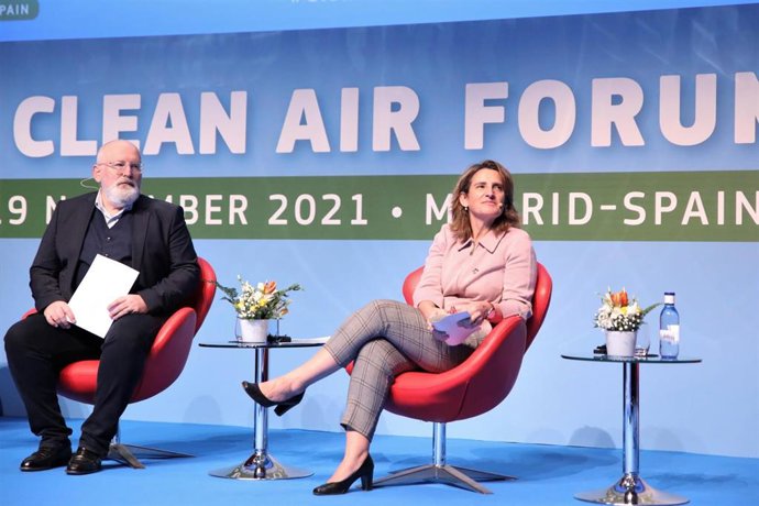 La vicepresidenta tercera, Teresa Ribera, y el vicepresidente de la UE, Frans Timmermans, analizan la situación de la calidad del aire en los Veintisiete en el III Foro de Aire Limpio