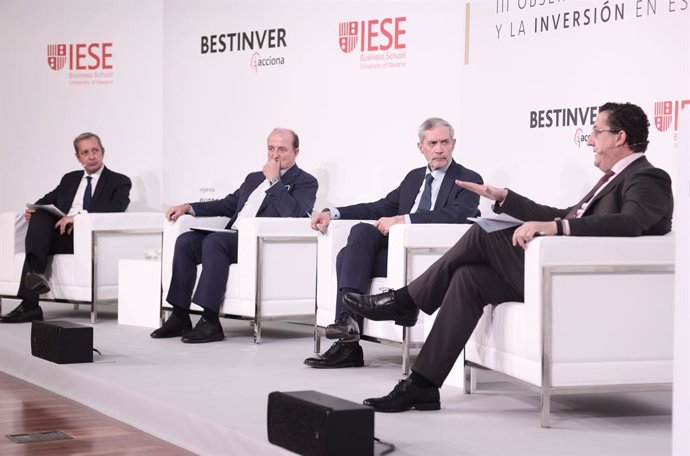 (I-D) El director de Estretagia y Sostenibilidad de la Asociación Española de Banca, Juan Carlos Delrieu; el ex Ministro de Industria, Turismo y Comercio de España, Miguel Sebastián; el director de Europa Press, Javier García Vila y el director General 