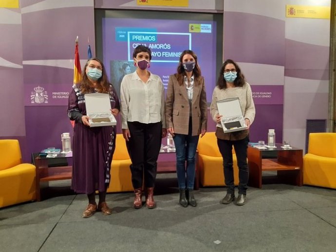 La ministra de Igualdad, Irene Montero, y la directora del Instituto de las Mujeres, Antonia Morillas, con las premiadas en los Premios de Ensayo Feminista Celia Amorós