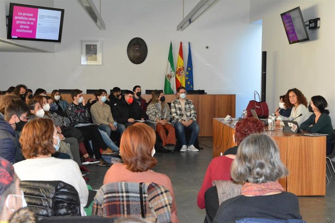 Jordada formativa organizada por el Ayuntamiento de Tomares como acto previo al 25N y a la que han asistido estudiantes y profesionales de la Comunicación.