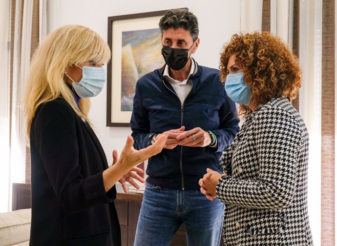 La secretaria general de UGT-Andalucía, Carmen Castilla, en su encuentro con la presidenta de la Diputación de Huelva, María Eugenia Limón.