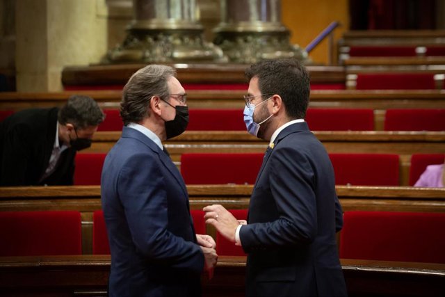 El conseller de Economía y Hacienda, Jaume Giró (i), y el presidente de la Generalitat, Pere Aragonès (d), en una sesión de control al Govern, a 17 de noviembre de 2021, en Barcelona, Catalunya, (España). ¡