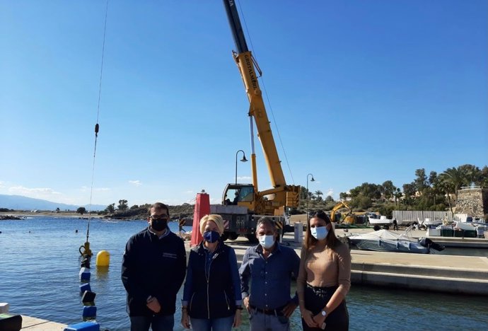 La delegada de Fomento, Eloísa Cabrera, visita las obras de dragado del puerto de Villaricos
