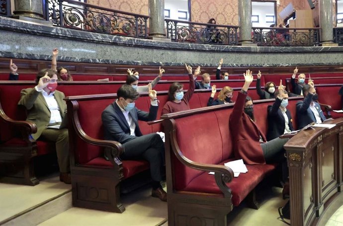 Imagen del equipo de gobierno de Valncia durante una votación en el pleno de este jueves.
