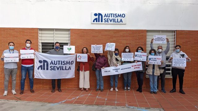 Protesta de los centros de discapacidad de la provincia de Sevilla para exigir mejor financiación.